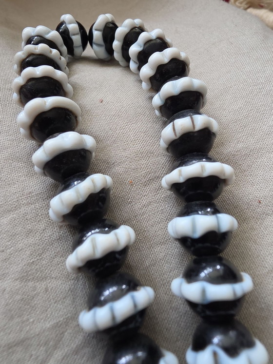 Dog tooth Rüschen schwarze Handelsperlen, Dekorative Objekte, Glas, Stoff (Foto 5 von 5)