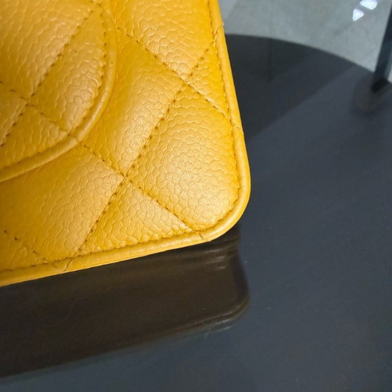 Image 1 of Portafoglio Chanel con catena WOC - Serie 25 in pelle trapuntata color giallo caviale