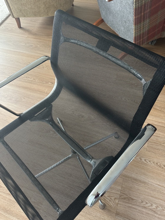 Lot de deux Vitra Eames Aluminium Chairs EA 107 originales, conçues par Charles & Ray Eames. (photo 9 of 14)
