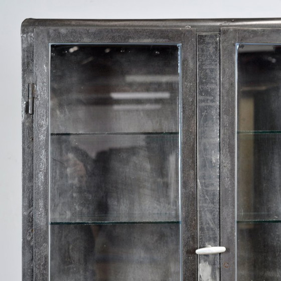 Image 1 of Medicijnkastje van gepolijst ijzer, jaren 1950