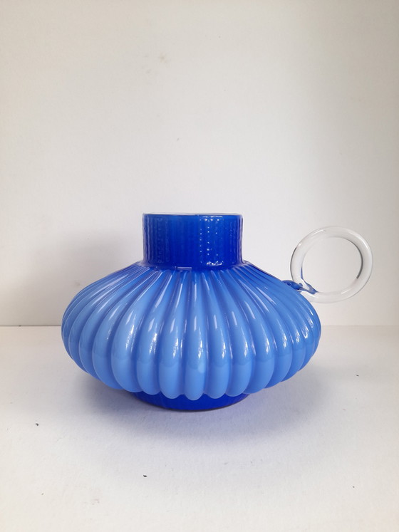 Image 1 of Vase en opaline bleue à anse ronde