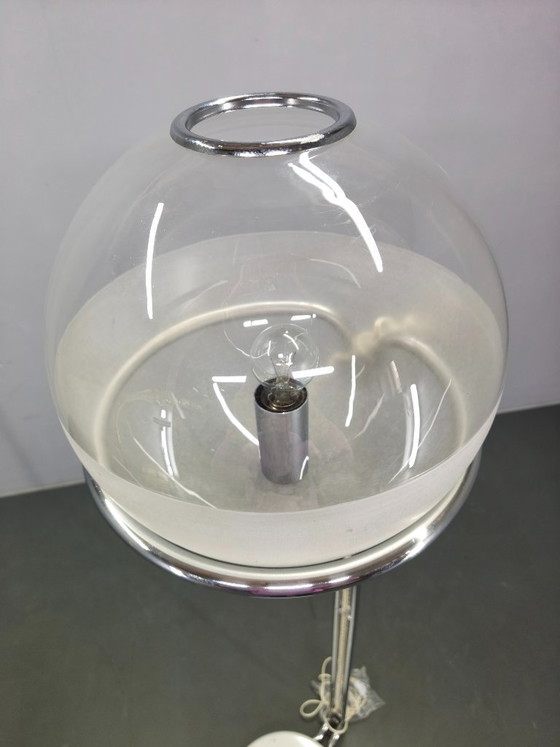 Image 1 of Lampadaire italien chromé à globe en verre, style Lenci, années 1970