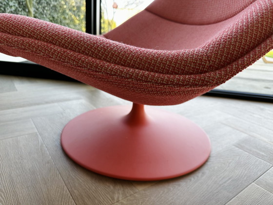 Image 1 of Fauteuil pivotant Artifort F585 - neuf (2 mois) - couleur corail