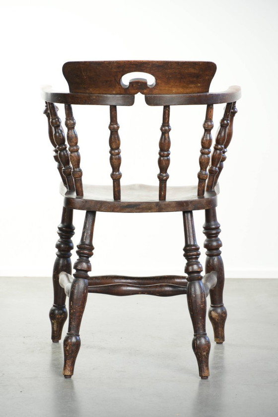 Image 1 of Houten Engelse antieke pub/ captain chair uit eind 19e eeuw met karakter en een prachtige kleurstelling
