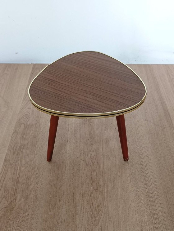 Image 1 of Mesa auxiliar de los años cincuenta con decoración de madera.
