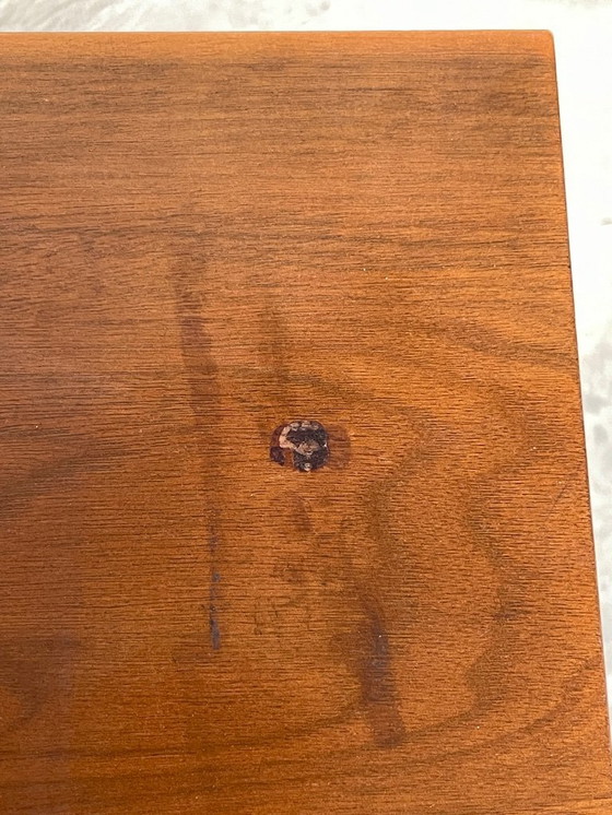 Image 1 of Mesa auxiliar de nogal de mediados de siglo con base de tulipán