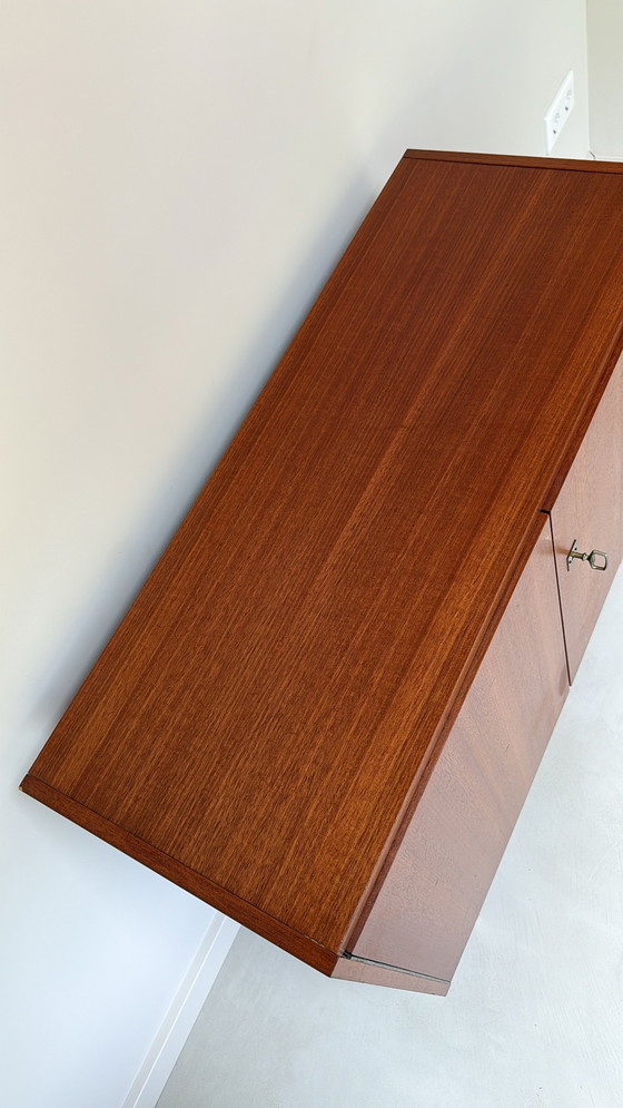 Image 1 of Armoire vintage en bois à 2 portes