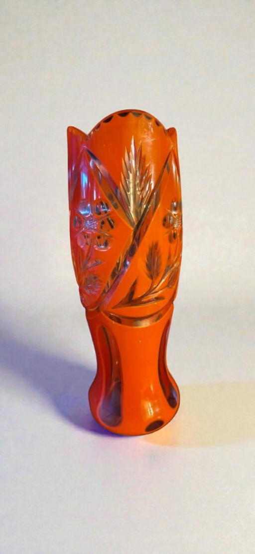 Böhmische Überfangglas-Vase um 1900 – geschliffenes Bleikristall in Orange-Rot (21,5 cm)