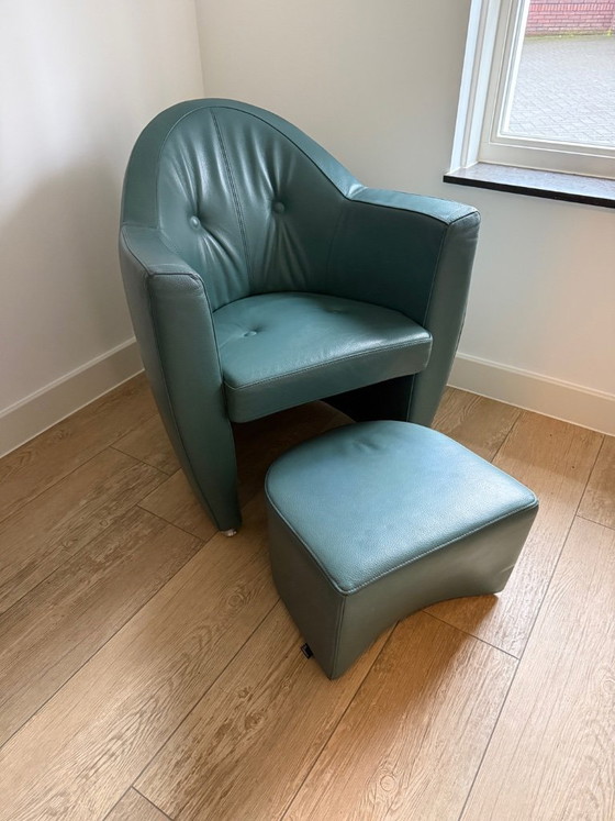Image 1 of Sillón Leolux Carabita con otomana, tapizado en piel verde oliva.