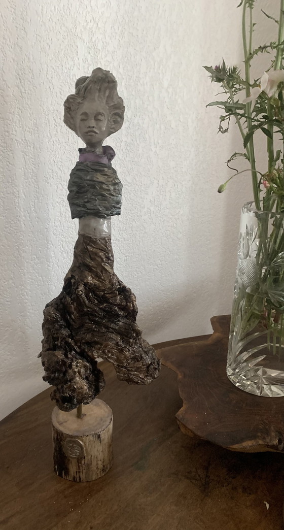 Image 1 of Gemaakt door een vrouw, met behulp van aarde en drijfhout.