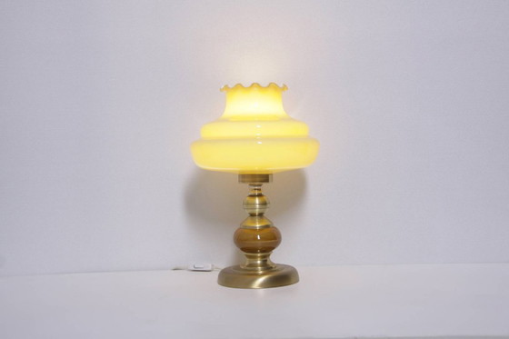 Image 1 of Lampe en laiton, céramique, abat-jour en verre crème doré, années 1970, J Vintage