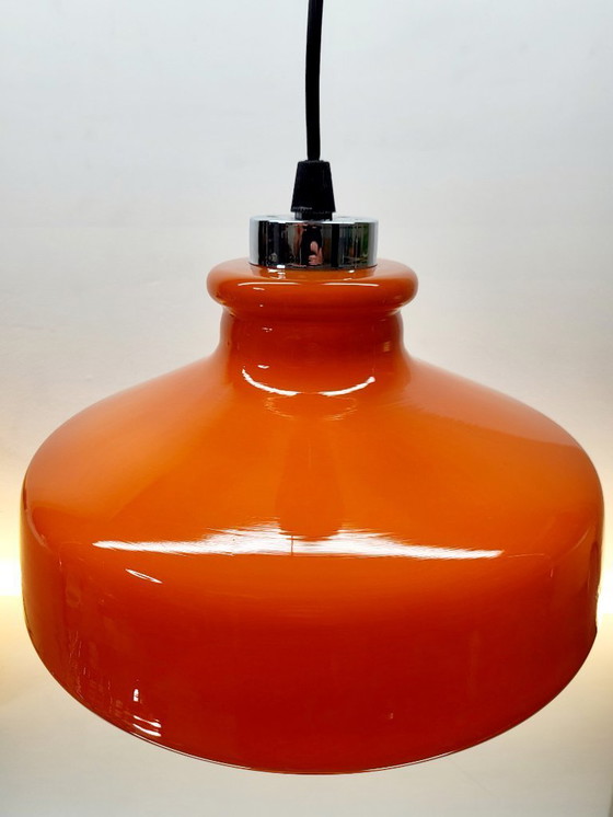 Image 1 of Lampada a sospensione vintage in vetro opalino arancione con finitura cromata, anni '60