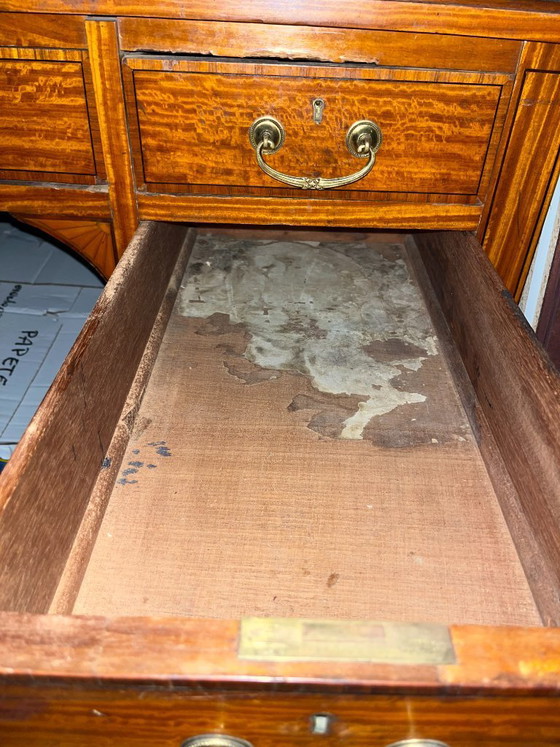 Image 1 of Maple & Co Prachtig Edwardiaans bureau van satijnhout met kruisbanden van walnoothout