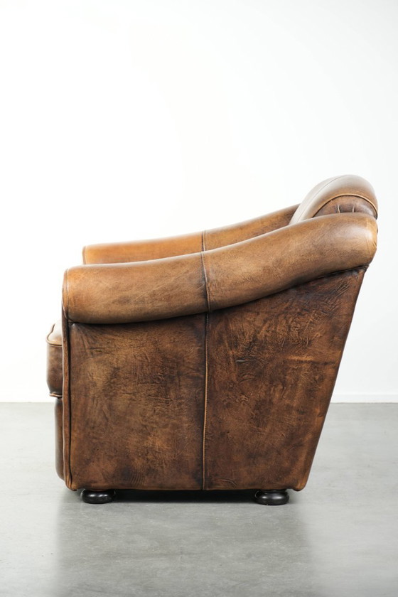 Image 1 of Fauteuil confortable en peau de mouton au style intemporel