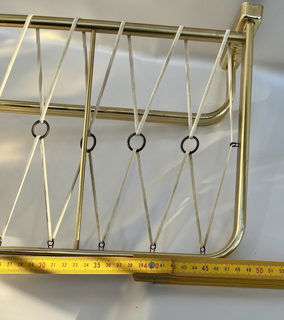 Image 1 of Revistero de pared de latón antiguo con bandas elásticas (alrededor de 1960)