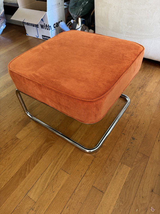 Image 1 of Preciosa silla con otomana de Zuiver en pana naranja y estructura tubular cromada.