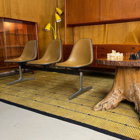 Image 1 of Herman Miller Eames Tandembank met bruine Naugahyde Pad Shell-stoelen
