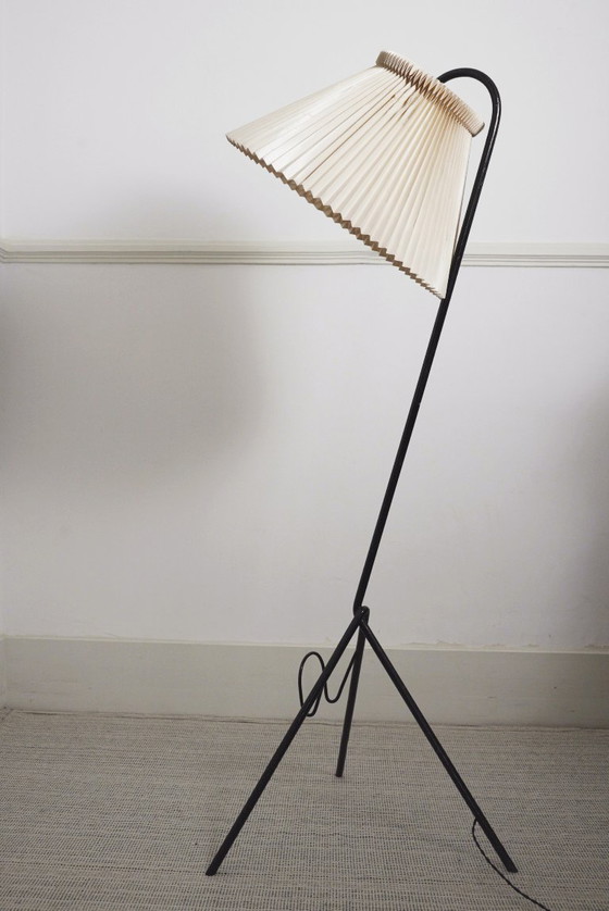 Image 1 of Vintage Le Klint vloerlamp met originele handgevouwen geplooide acrylkap, Deense mid-century moderne leeslamp met magazijn.