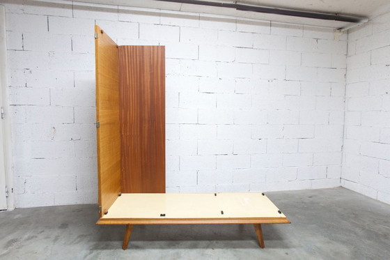 Image 1 of Französischer Kleiderschrank mit geschwungenen Beinen, 3 Türen, 1 Spiegel (27 x 130 cm) und 1 Schublade