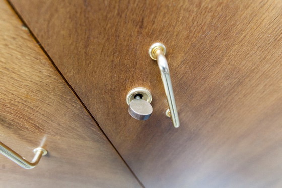 Image 1 of Armoire 1950 Mid-Century-Modern chêne en frisage 2 portes, 2 tiroirs, 4 étagères, 30cm de penderie et miroir 54x18cm