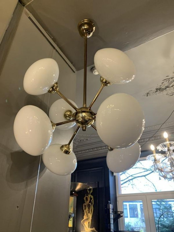 Lustre Sputnik en laiton doré avec 8 globes en verre opalin, années 1970 – Brass, Glass, Italian Design (photo 10 of 11)
