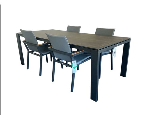 Suns Savona 220 table with 4x Suns Felice Dining Chairs