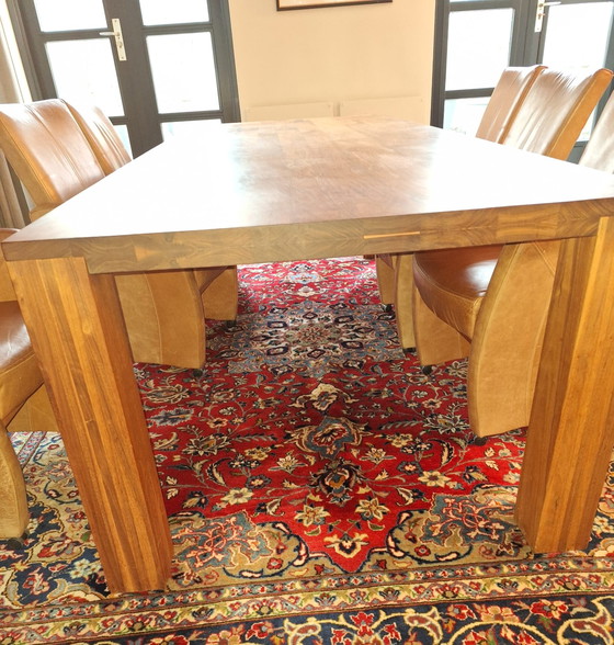 Image 1 of Mesa de comedor de nogal con 6 sillas