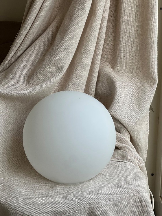 Vintage ILU Design Ball Lamp – White Opal Glass – 80s/90s (XL) – Table lamps (photo 12 of 14)