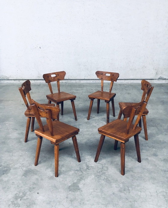 Image 1 of Handgefertigtes Esszimmerstuhl-Set aus rustikaler Eiche im Stil der Volkskunst, Frankreich, 1940er Jahre