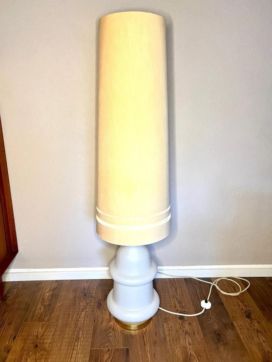 Image 1 of 1970er Jahre große Space-Age Opalglas-Stehlampe mit Leuchtfuß und verschiedenen Beleuchtungsmodi, mit insgesamt 3 E27 Fassungen.