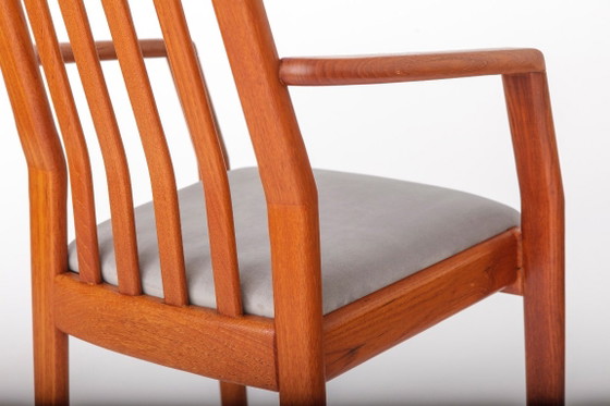 Set van 6 vintage teakhouten eetkamerstoelen van Dyrlund, 2 fauteuils en 4 stoelen zonder armleuningen, Deens (photo 8 of 8)