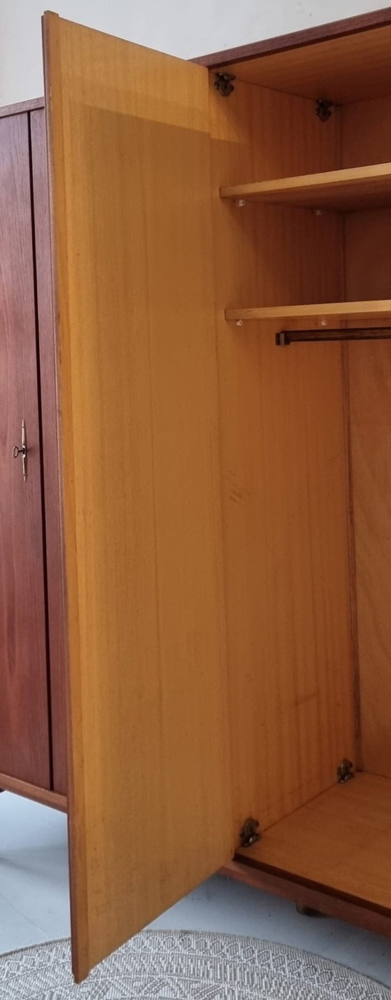 Image 1 of garde-robe du milieu du siècle