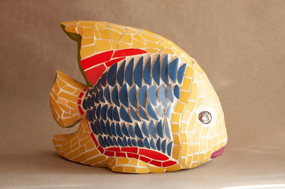 Image 1 of Visfiguur gemaakt met trencadís-mozaïek. Vis. Gaudí. Barcelona. Versierde vis. Nieuw.