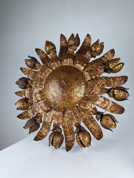 Image 1 of Grand plafonnier soleil en métal doré à motif floral, style années 1950