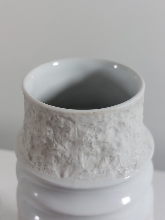 Image 1 of Par de jarrones antiguos de porcelana bizcochada decorados con piedras, de KPM Porcelain Bavaria.