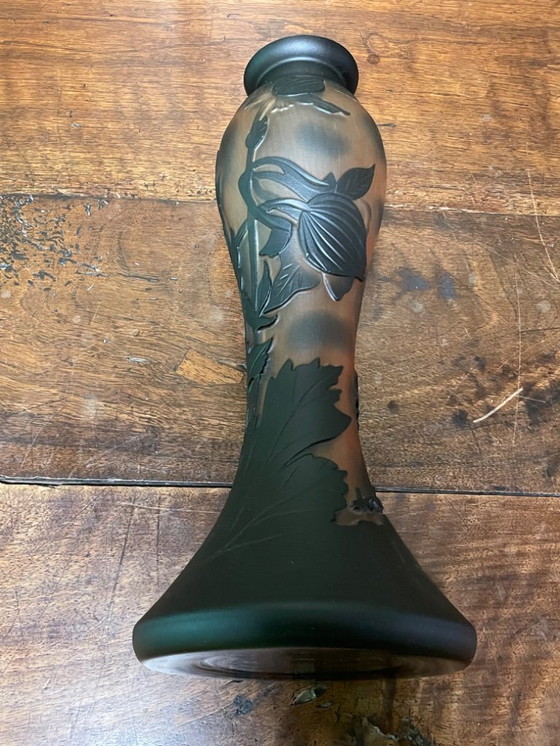 Image 1 of Vasen signiert DE VANNES – mehrschichtiges Glas – florales Dekor – 31 und 32 cm