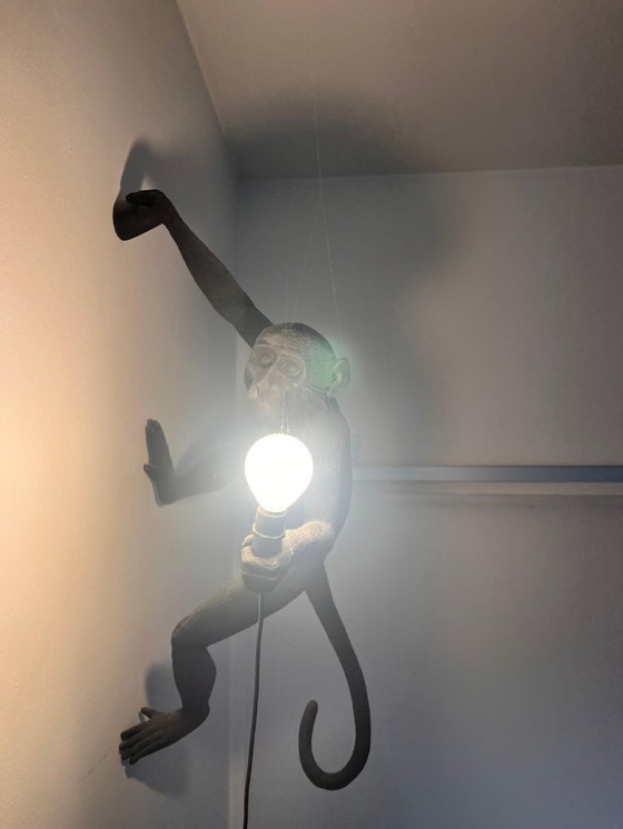 Image 1 of De apenlamp, hangende versie rechts 01 - Seletti