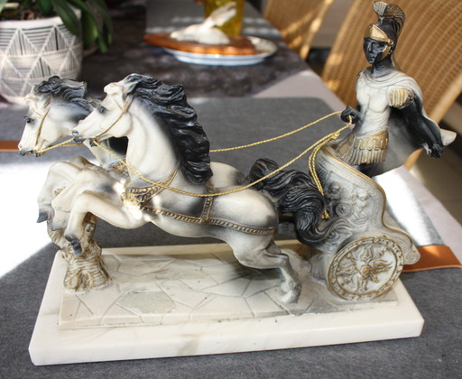 Antique Roman chariot - Sculpture made of marble resin / cast stone - Warrior with horses - 25 cm
