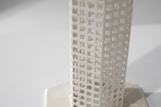 Image 1 of Vaas "Wolkenkrabber" van Josef Hoffmann voor Bieffeplast, Italië, jaren 80.