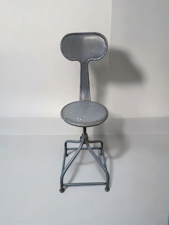 Image 1 of vintage metalen industriële Whale Tail draaistoel gereedschapsstoel grijs