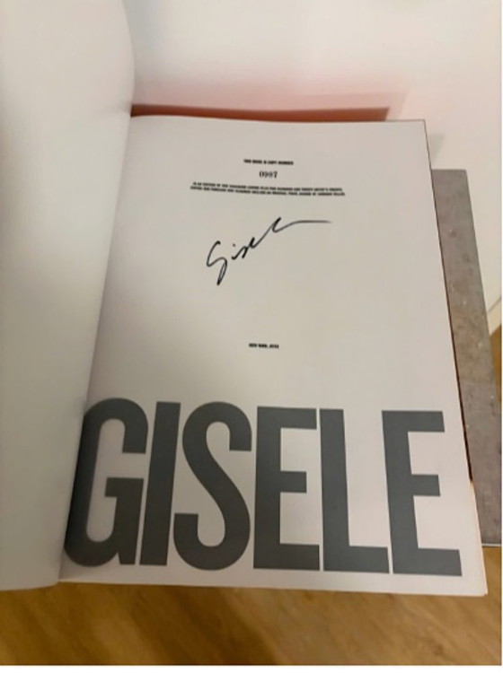 Gisele Bündchen – Libro da collezione esclusivo firmato in teca espositiva – Fotografie, Carta (photo 5 of 5)