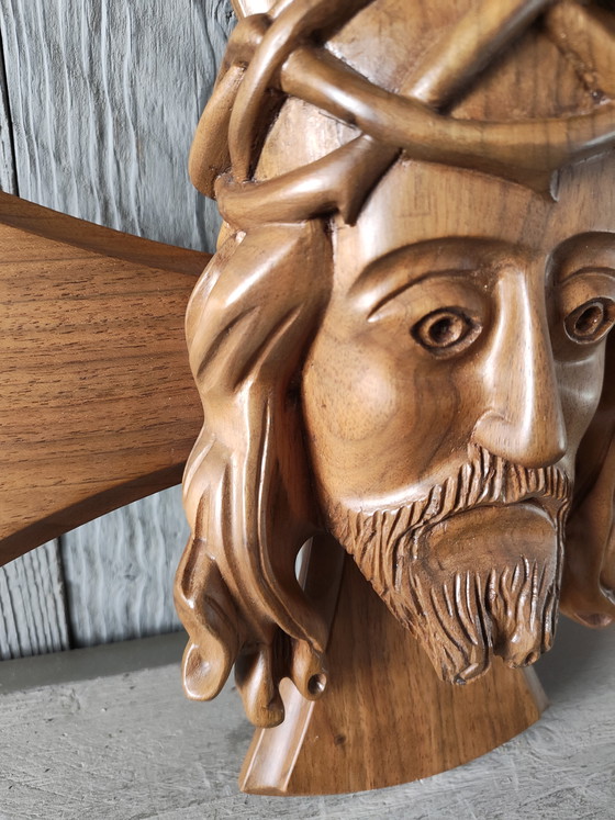 Image 1 of Buste ancien en bois sculpté de Jésus-Christ, avec tête, couronne et épines sur une croix, décoration murale