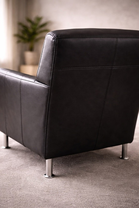 Image 1 of Poltrona contemporanea in pelle nera e poggiapiedi abbinato – Eleganza primi anni 2000