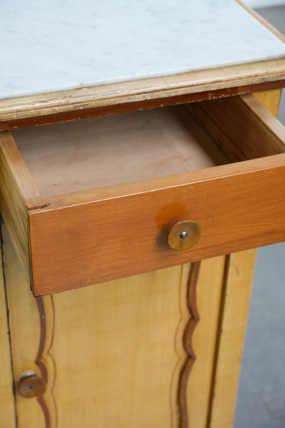 Image 1 of Antico comodino/tavolino da ingresso in legno a 1 anta con piano in marmo chiaro