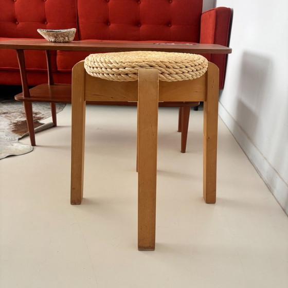 Skandinavischer Kiefernbinsenhocker aus der Mitte des 20. Jahrhunderts – Wood (photo 13 of 14)