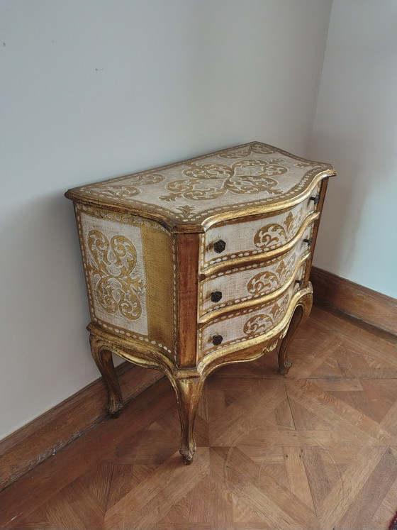 Image 1 of Armario italiano florentino antiguo con tres cajones de madera dorada.