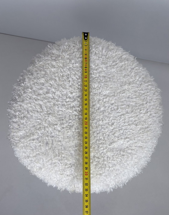 Image 1 of Tabouret vintage sur pieds en épingle à cheveux et fourrure blanche moelleuse