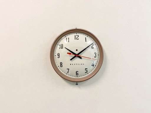 Bruine industriële elektrische wandklok van Westclox, jaren 60