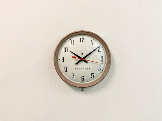 Image 1 of Bruine industriële elektrische wandklok van Westclox, jaren 60