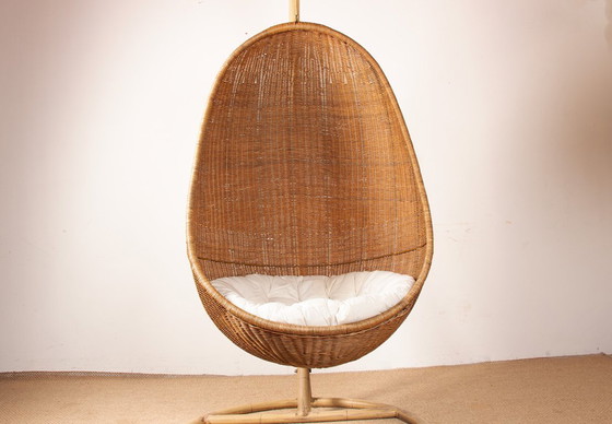 Image 1 of Sillón danés de ratán tejido con soporte metálico, silla colgante tipo huevo, atribuida a Nanna Ditzel